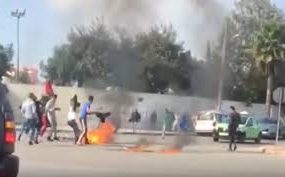 بائع متجول  يحرق نفسه بالبيضاء