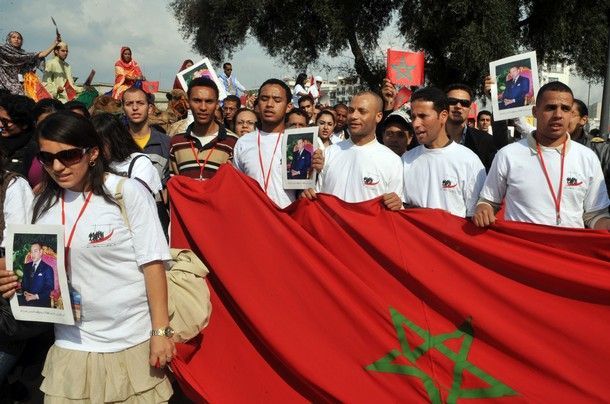 مغاربة يحتجون أمام البرلمان ضد “الإساءة للملك” (فيديو)