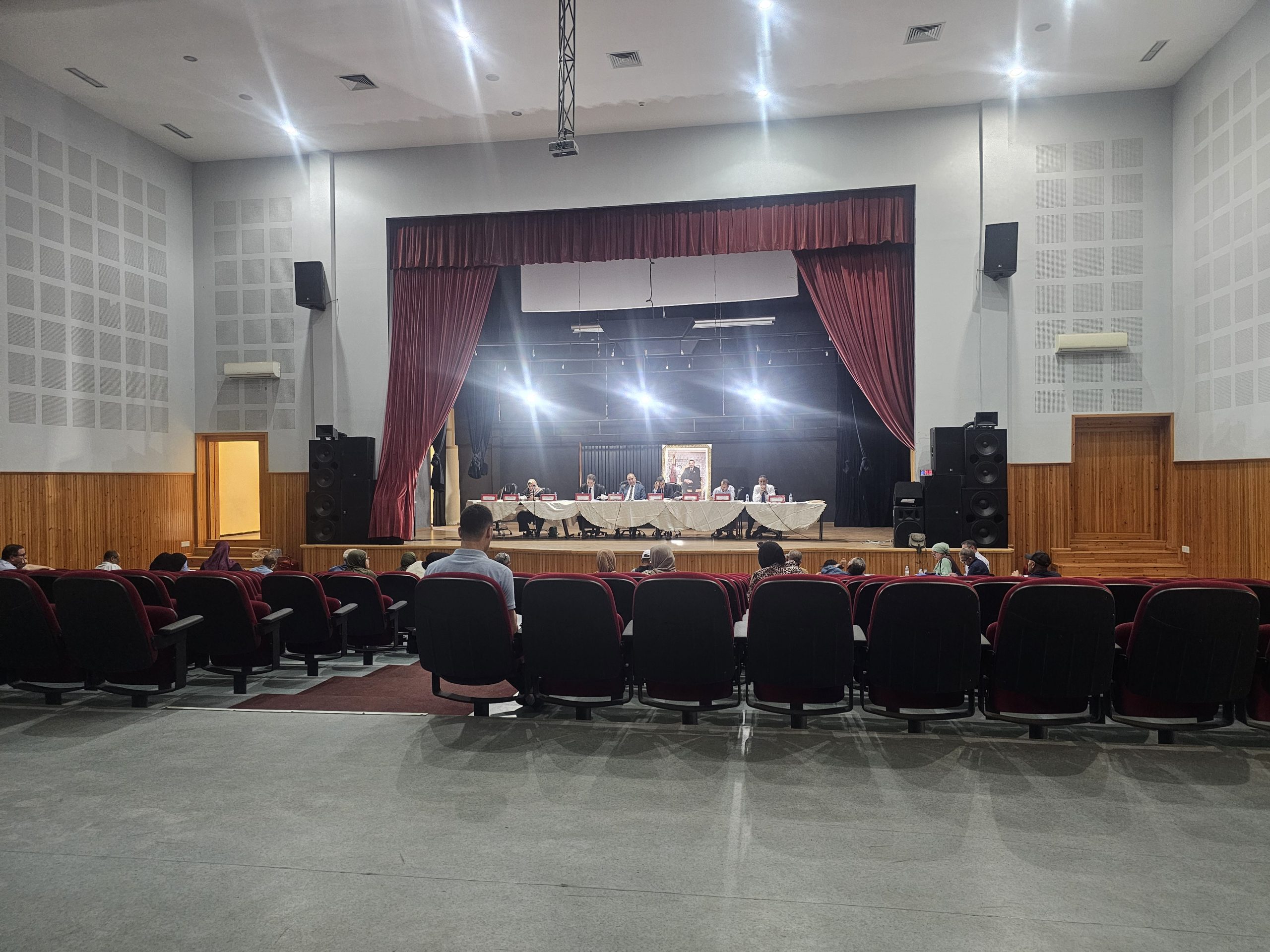 جدل في دورة أكتوبر بعين حرودة.. سابقة في تقييد عمل الصحافة وانتقادات حادة لتدبير الشأن المحلي