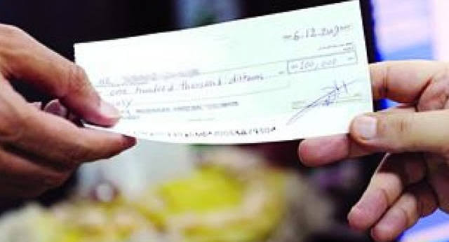 حبس وغرامات ثقيلة وسوار إلكتروني.. قانون جديد يشدد الخناق على قضايا الشيكات بالمغرب