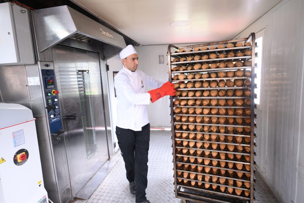 فيضانات القصر الكبير تكشف حالة طوارئ غذائية.. الأمن الوطني يتدخل بمخابز متنقلة