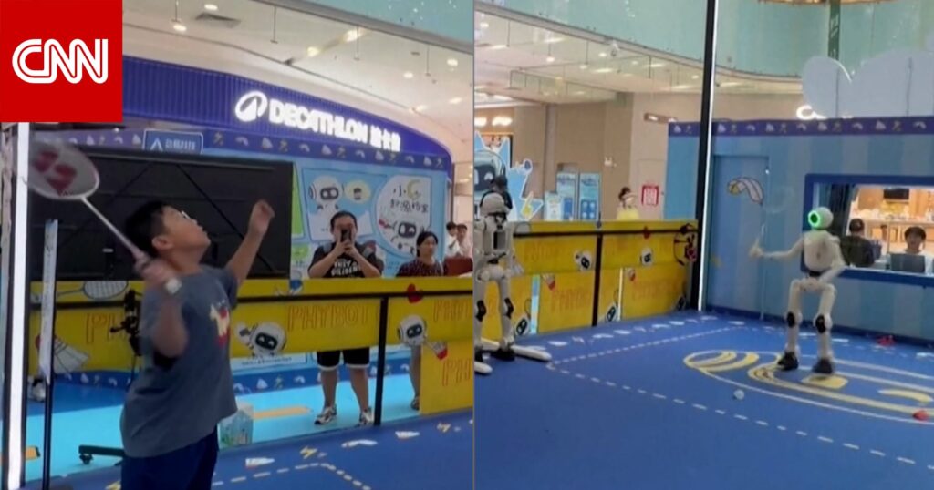روبوت PHYBOT C2 يلعب الريشة الطائرة في مركز تسوق صيني