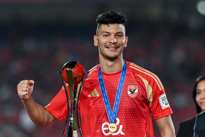 اللاعب المغربي أشرف داري مع نادي الأهلي المصري