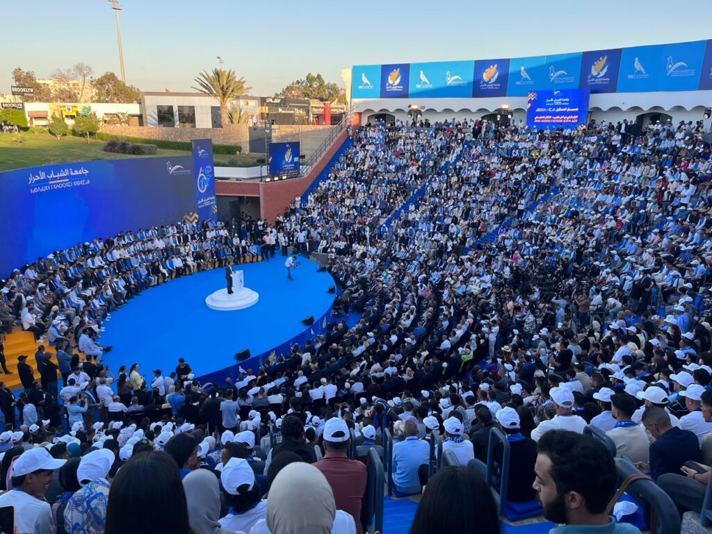 مهاجرون عند حدود مدينة سبتة المحتلة خلال موجة الهجرة الجماعية