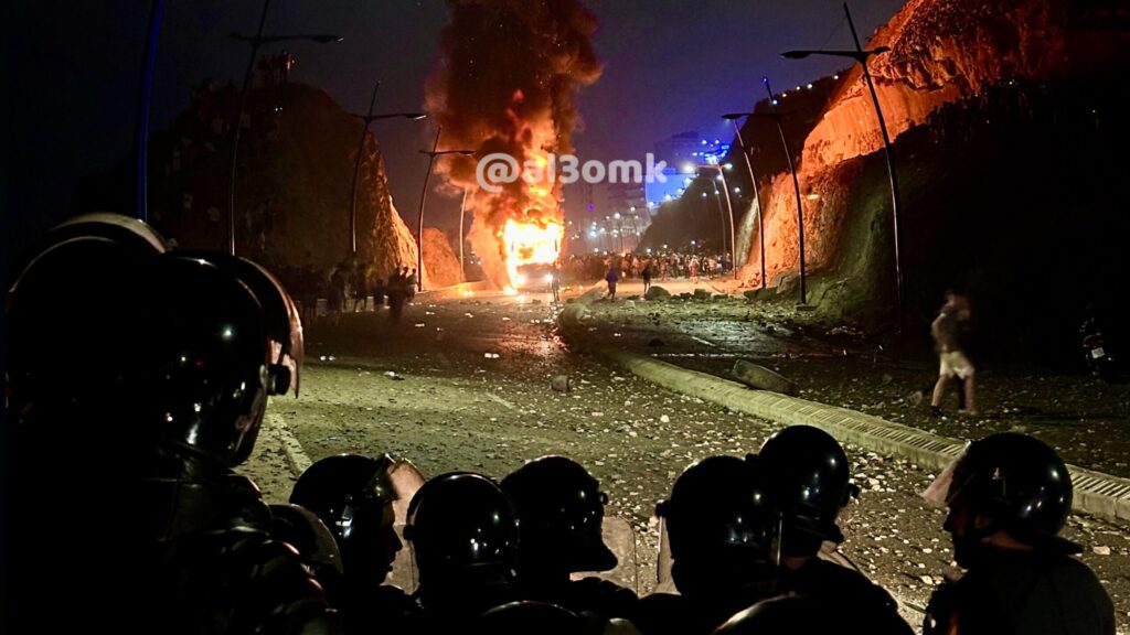 قوات أمنية مغربية في محيط المعبر الحدودي بالفنيدق عقب أحداث العنف
