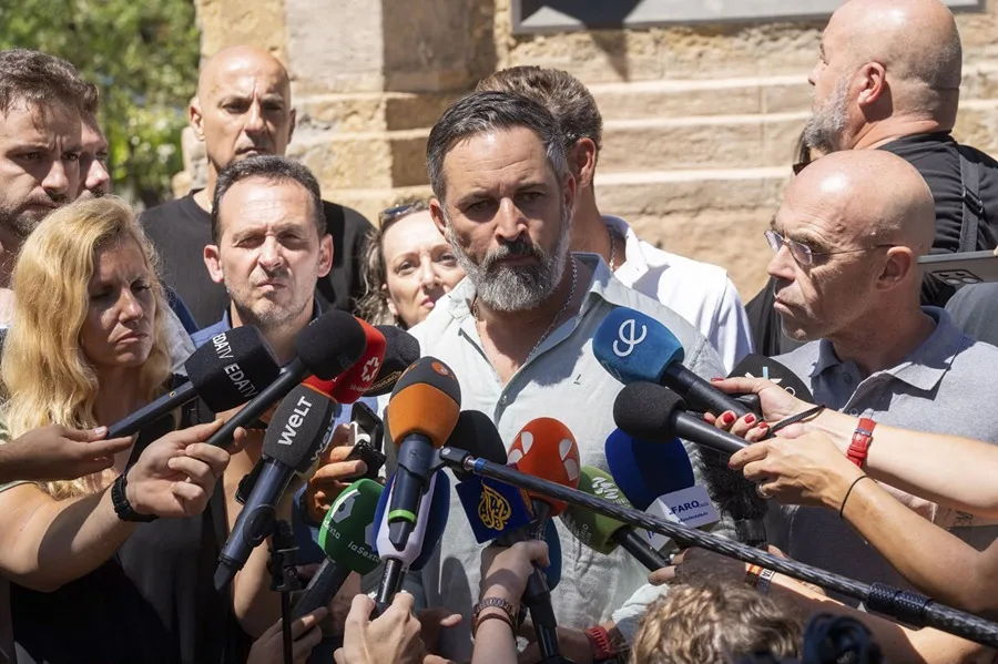 زعيم حزب فوكس أباسكال خلال زيارته لمدينة سبتة للمطالبة بعسكرة الحدود مع المغرب